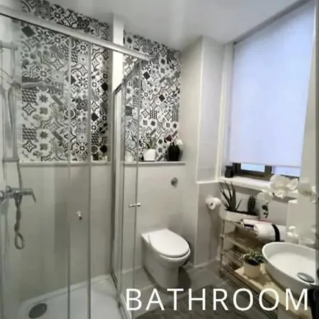 Guest house Quiet Twin With Private Bathroom, Not Ensuite *