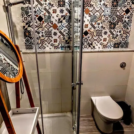 Guest house Quiet Twin With Private Bathroom, Not Ensuite *