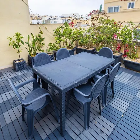 Guest house Quiet Twin With Private Bathroom, Not Ensuite Sliema