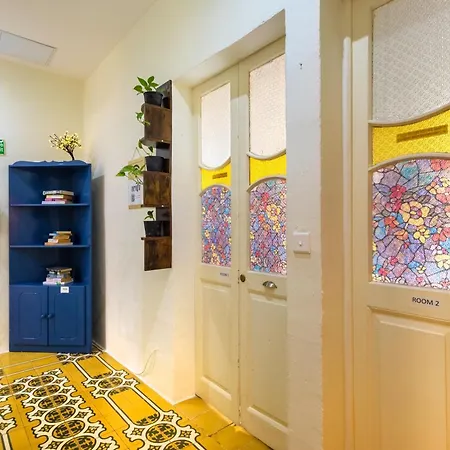 Quiet Double, Twin Or Triple With Private Bathroom, Not Ensuite 招待所