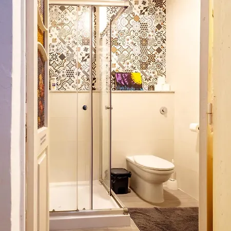 Guest house Quiet Twin With Private Bathroom, Not Ensuite *